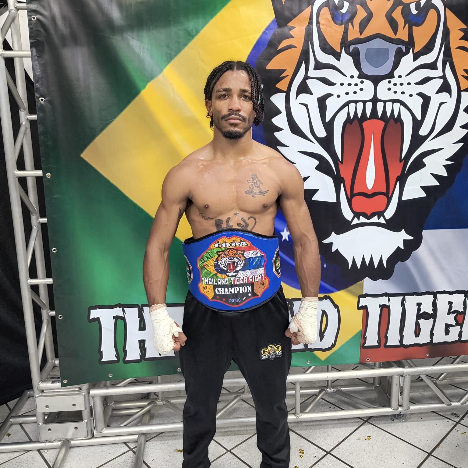 Christofer com o cinturão de campeão da Copa Thailand Tiger Fight 2024