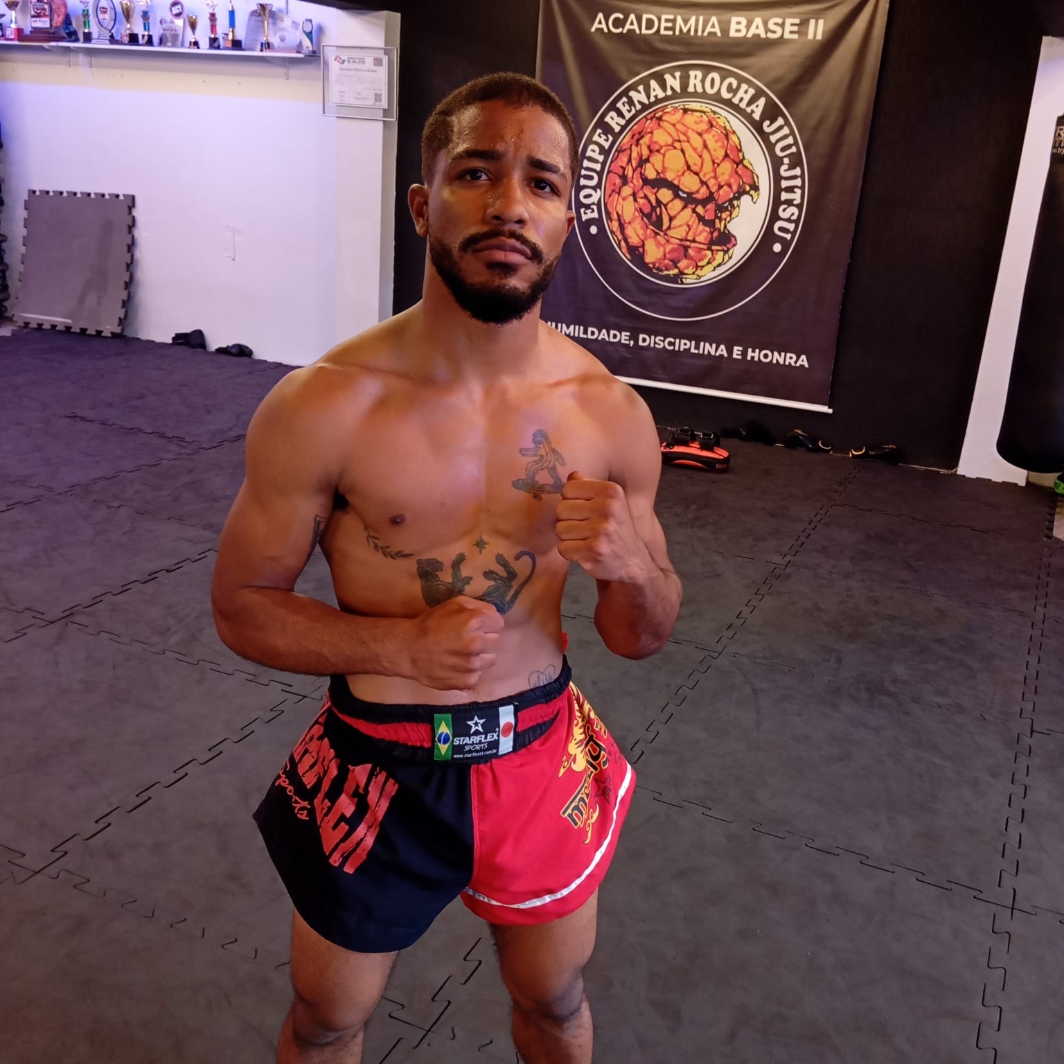 Christofer em guarda, de shorts de Muay Thai, na Academia Base II