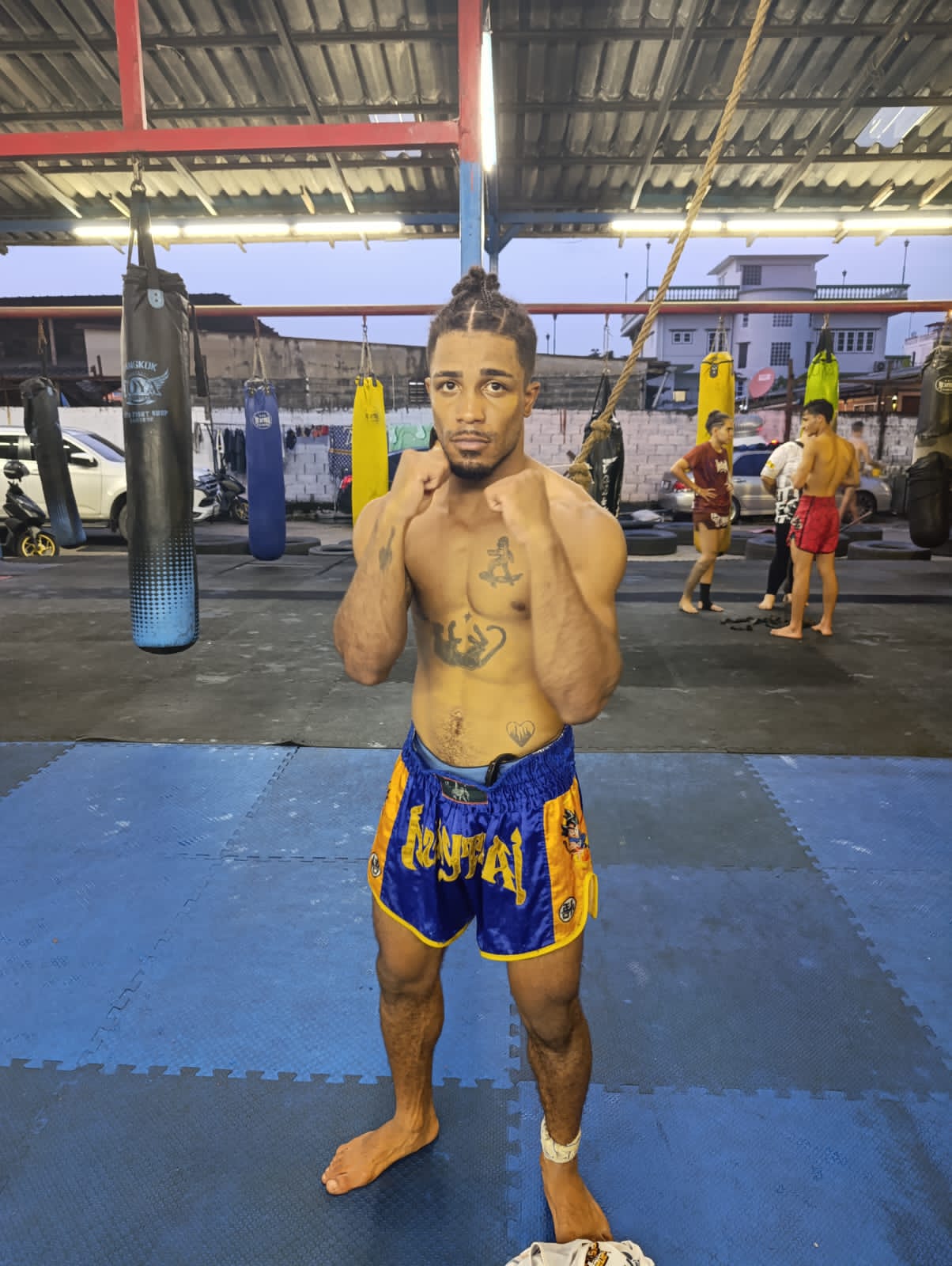 Christofer em guarda alta em academia de Muay Thai em Bangkok, na Tailândia